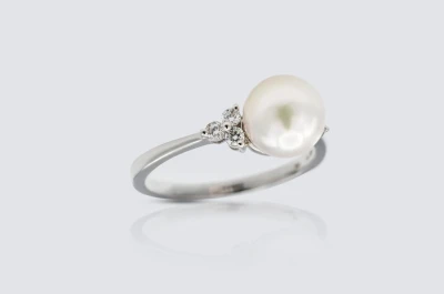 18ct White Gold Akoya Pearl and 0.15ct Diamond Ring Size N 1/2