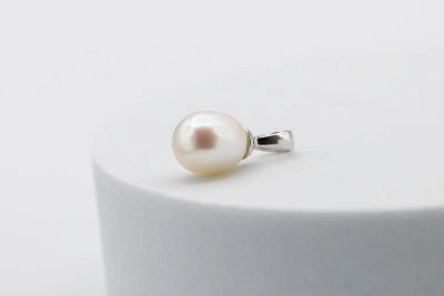 18ct White Gold Freshwater Pearl Pendant